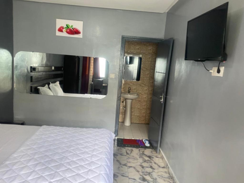 Sunrise Center Bonapriso 111 Hotel Douala Exterior photo